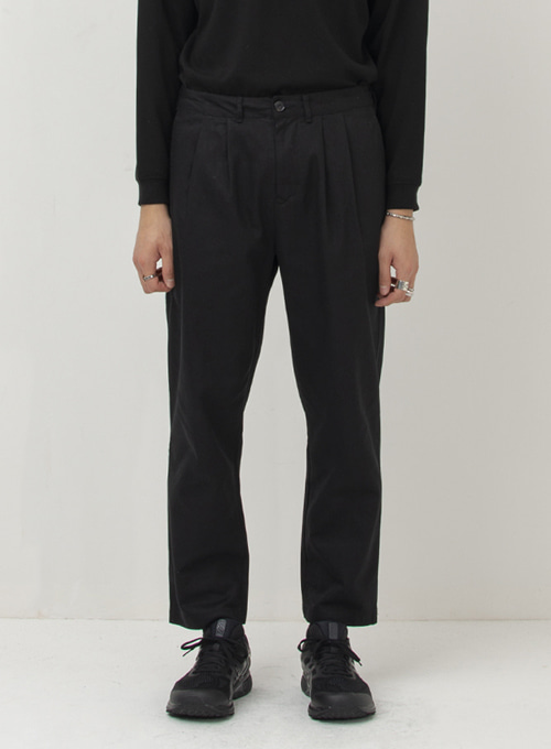 TWO PLEATED CHINO PANTS (BLACK)